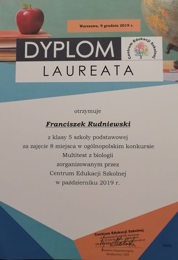 Dyplom laureata otrzymuje Franciszek Rudniewski z klasy 5c.