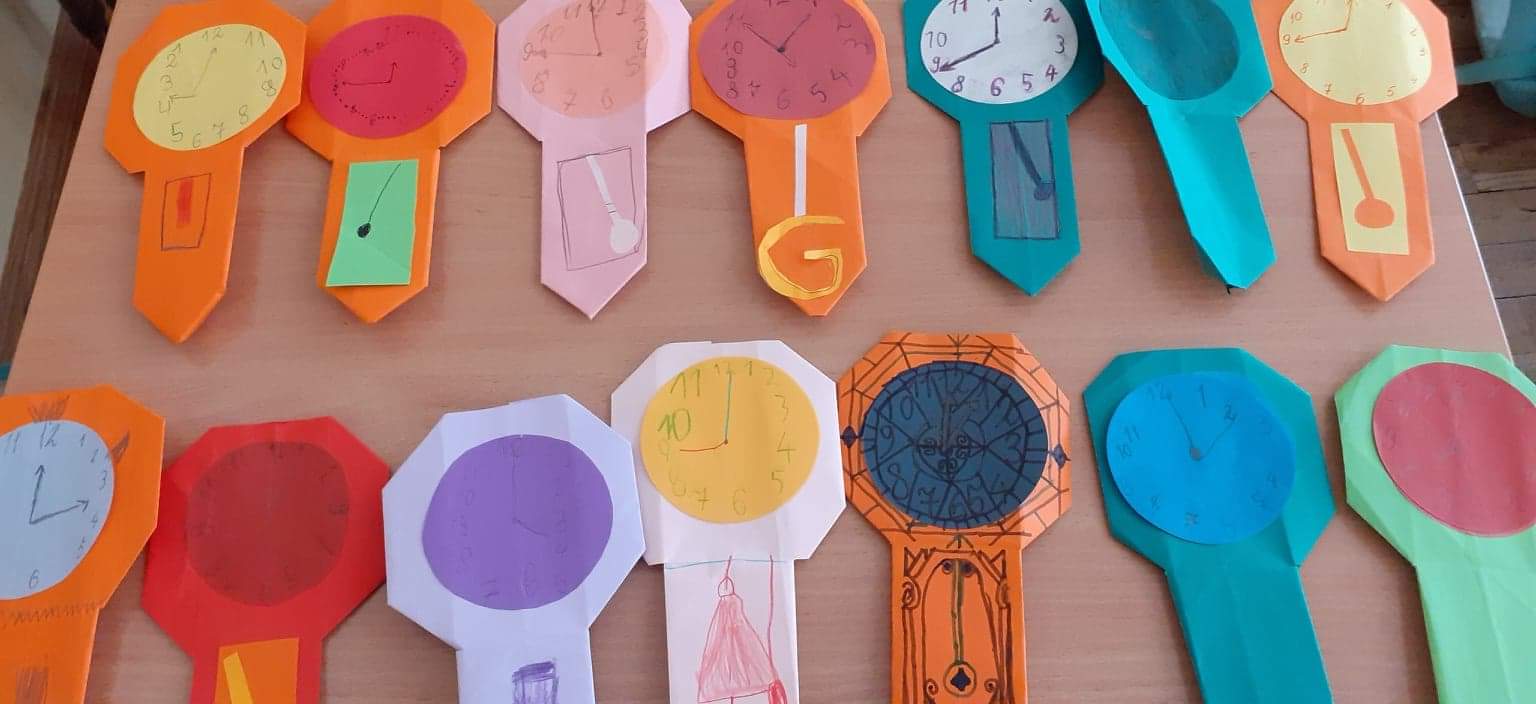 Na zdjęciu widać zegary z papieru wykonane metodą origami.