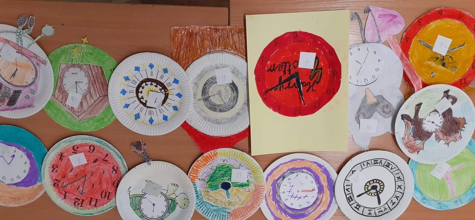 Na zdjęciu widać zegary wykonane na papierowych talerzykach.