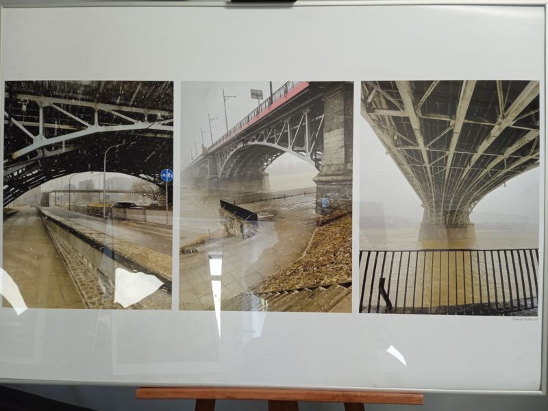 Cykl trzech zdjęć prezentujących fragmenty mostu Poniatowskiego w deszczu. 