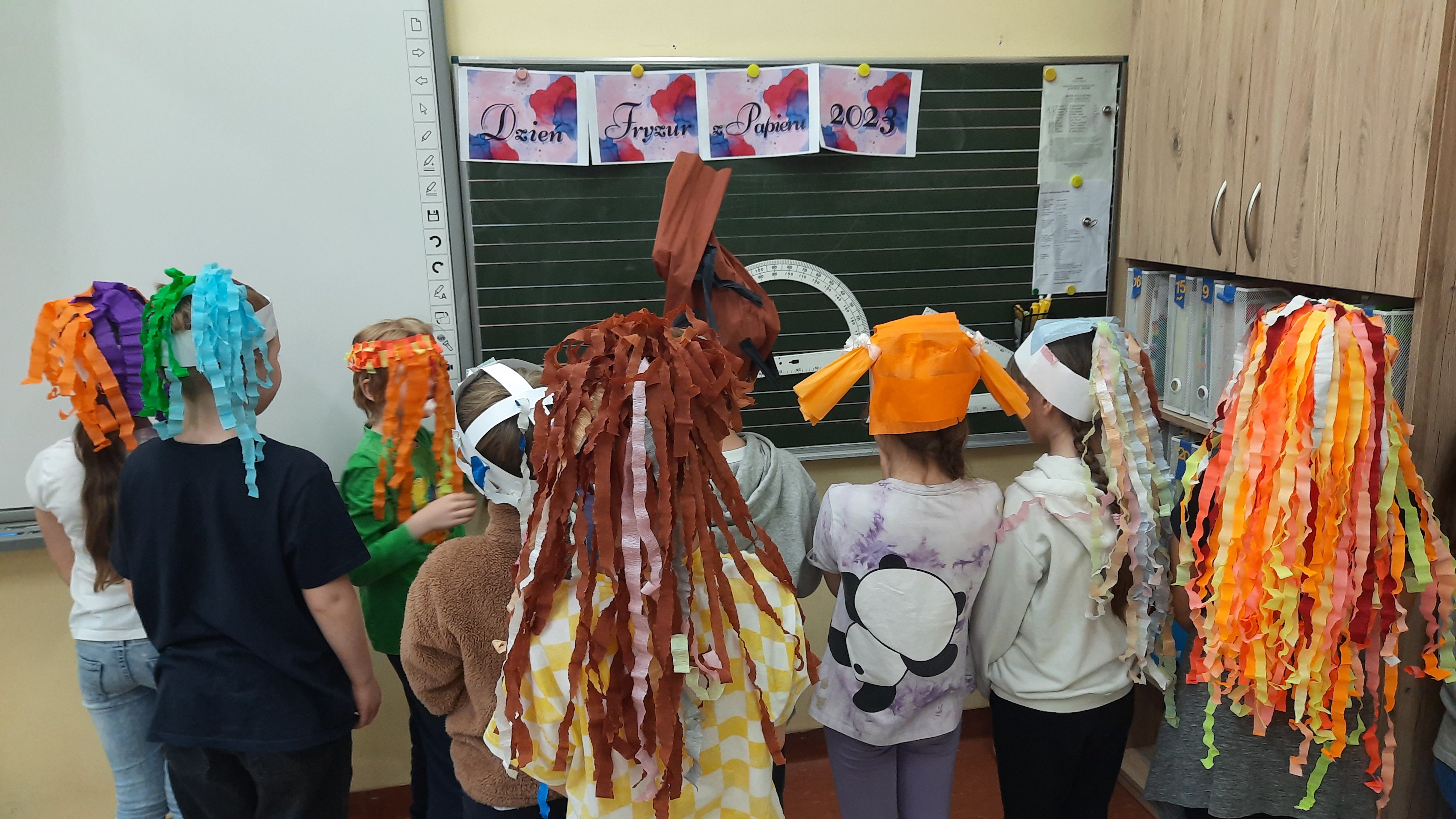 Dzieci prezentują fryzury wykonane z papieru/