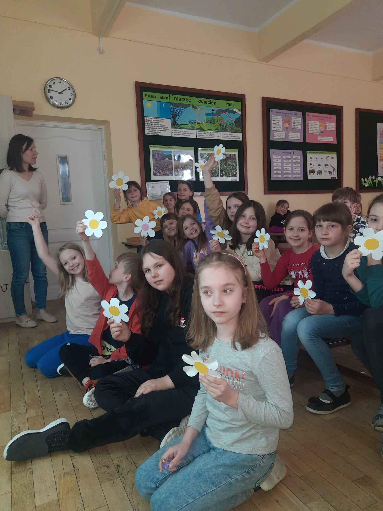 Uczniowie witają wiosnę kwiatami