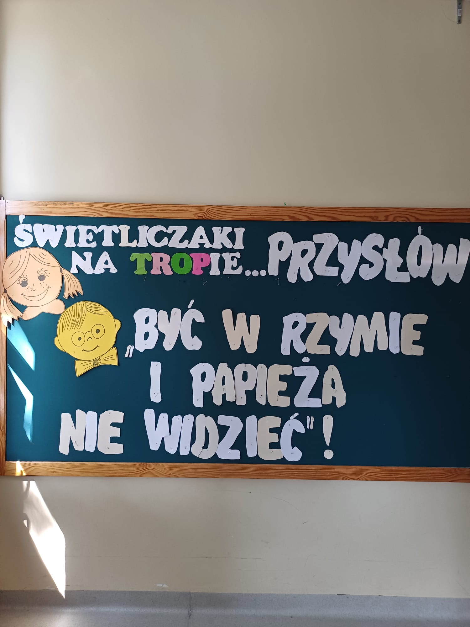 Tablica dekoracyjna informująca o tytule projektu.