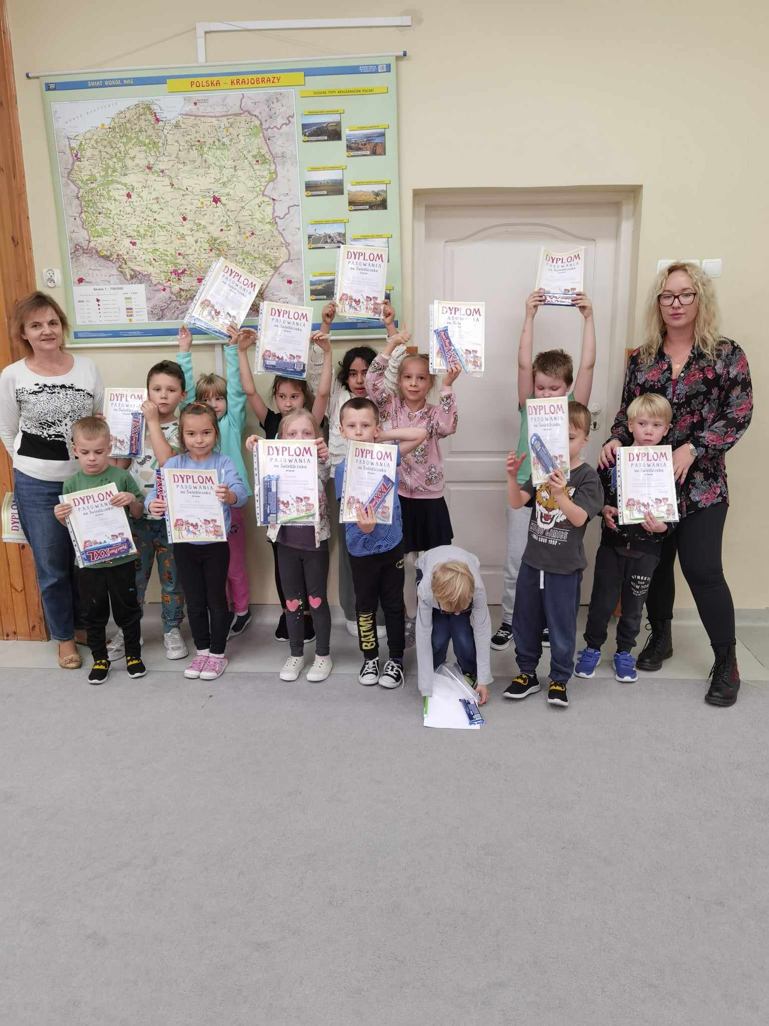 Wręczenie dyplomów i słodkich upominków nowym Świetliczakom.