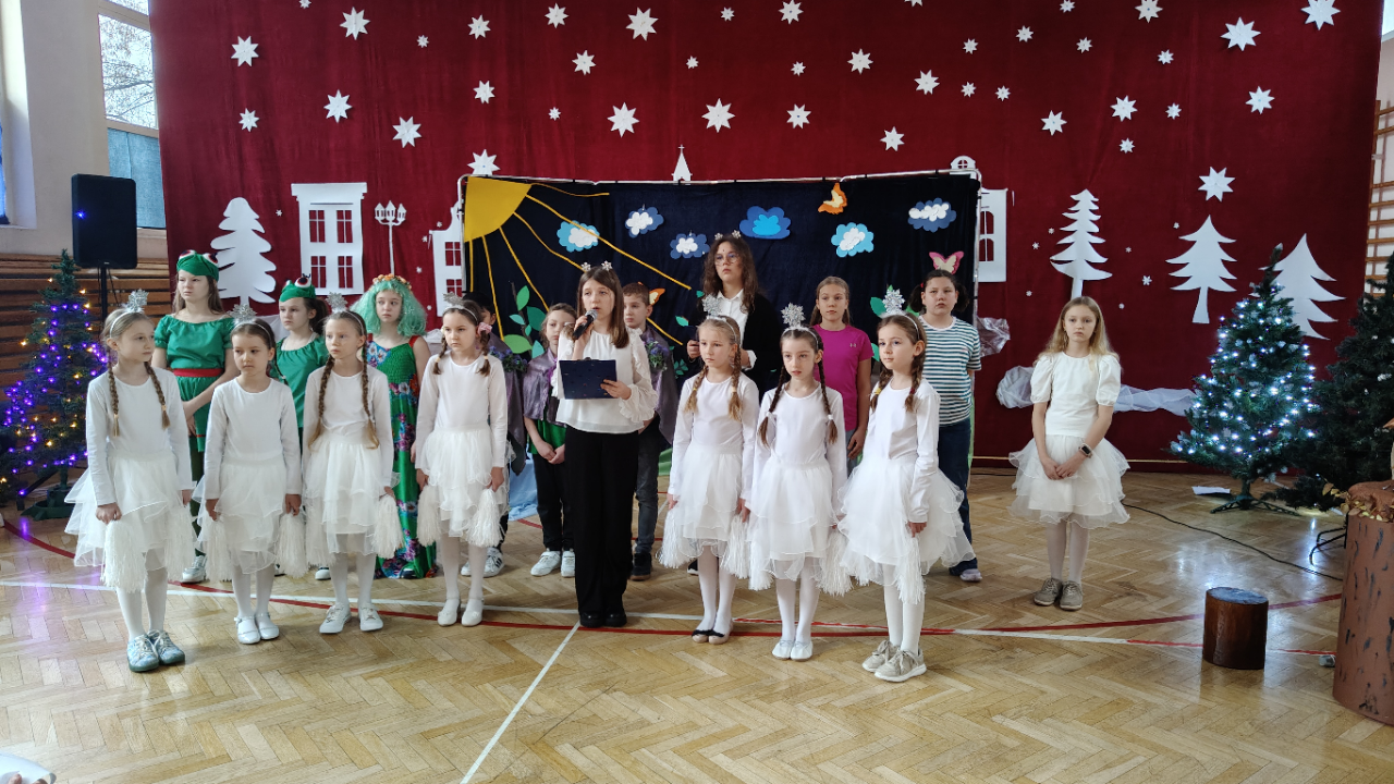 Dziewczynka śpiewa piosenkę.