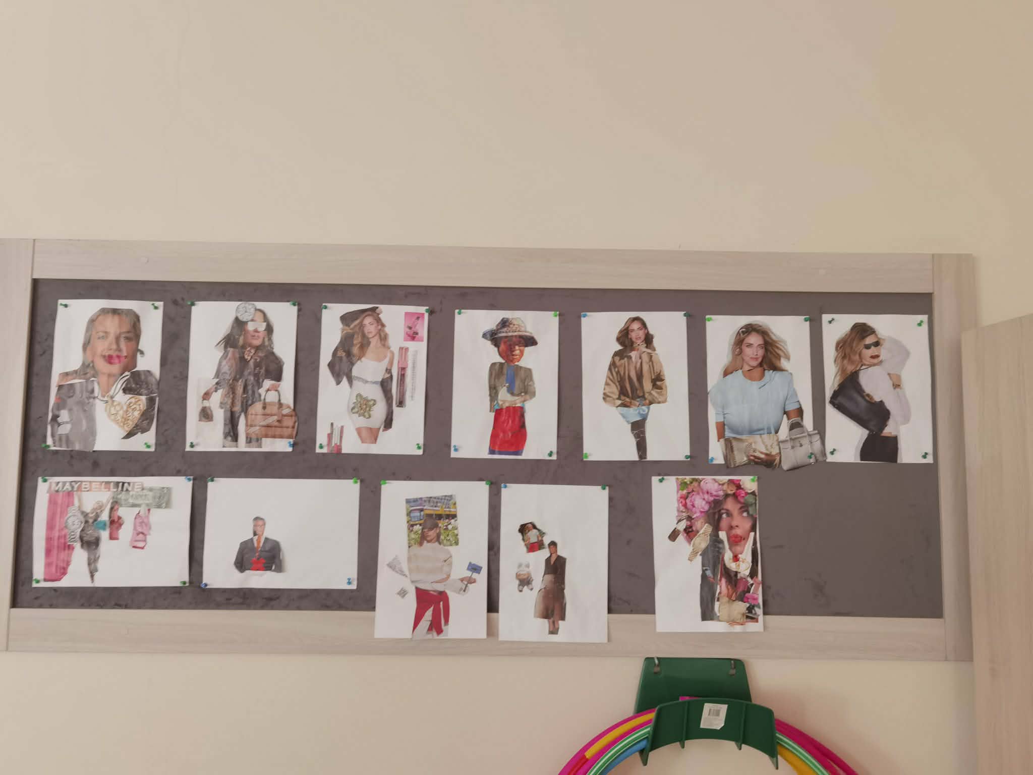 Tablica dekoracyjna, na kt&oacute;rej zamieszczone projekty ubrań