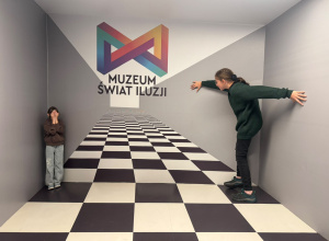 Uczniowie odwiedzający Muzeum Świat Iluzji eksperymentują z perspektywą i złudzeniami optycznymi.