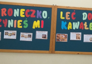 Na zdjęciu widać dwie duże, zielone tablice w drewnianych ramach, umieszczone na ścianie. Tablice zostały ozdobione kolorowymi literami, z których ułożono napisy w języku polskim: „Biedroneczko, leć do nieba,/ przynieś mi kawałek chleba.” Pod napisem znajdują się niewielkie ilustracje i kartki z tekstami oraz zdjęciami przedstawiającymi różne rodzaje pieczywa . Dekoracja jest barwna, starannie przygotowana i przyciąga wzrok .Stanowi element wystroju świetlicy nawiązujący Dnia Chleba i do dziecięcych wierszyków, tradycji i tematyki żywienia. Kolorowe litery nadają tablicom radosny, dziecięcy charakter.