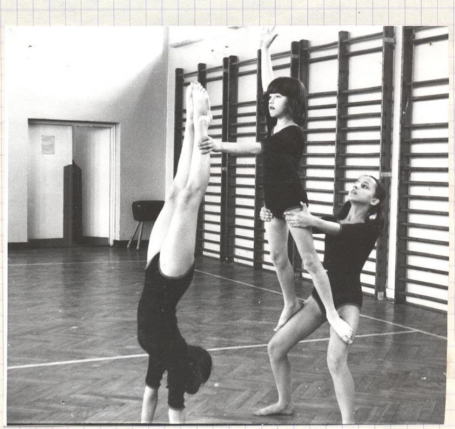 Dziewczęta ćwiczą gimnastykę artystyczną.