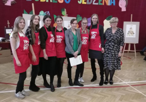 Pani dyrektor Jolanta Lulkowska z dziewczętami prowadzącymi warsztaty kulinarne.