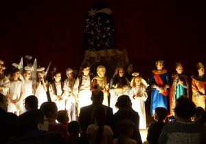 Wszyscy aktorzy stoją w jednej linii, od lewej: aniołki, pasterze, święta Rodzina, Królowie. Publiczność klaszcze.