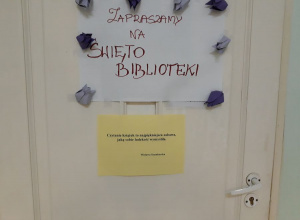 Napis na białych drzwiach - Święto Biblioteki Szkolnej.