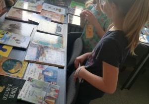 Dziewczynki wybierają książki.