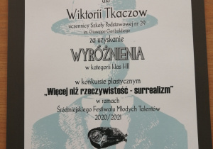 Dyplom Wiktorii Tkaczow za uzyskanie wyróżnienia.