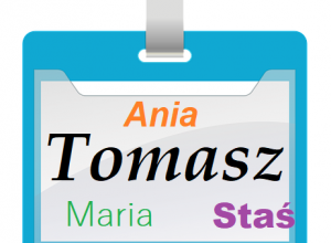 Niebieski identyfikator z imionami Tomasz, Ania, Maria, Staś.