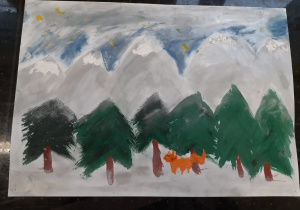 Praca plastyczna przedstawiająca górski las zimą z uroczym rudym liskiem.