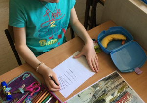 Dziewczynka rysuje Stadion Narodowy.