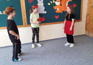 Na zdjęciu widać dzieci odgrywające role biedronki , żuka i narratora w inscenizacji wiersz Jana Brzechwy „Biedronka i żuk”. Uczniowie mają odpowiednie do roli stroje.