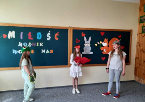 Na zdjęciu widać dziewczynki ,odgrywające role żabki, hipopotama i narratora w inscenizacji wiersza Jana Brzechwy „Hipopotam i żaba”. Dzieci mają odpowiednie do roli stroje