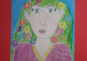 Portret kobiety o zielonych jak trawa włosach, ozdobionych mnóstwem kolorowych kwiatów. Nad jej głową trzy czterolistne koniczyny. Autor: Ala Rudkowska kl. 2a.