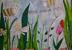 Praca przedstawia fragment łąki w zbliżeniu: trawy, kwiaty i unoszące się nad nimi dwie duże pszczoły. Autor: Cezary Tafliński kl. 2a.