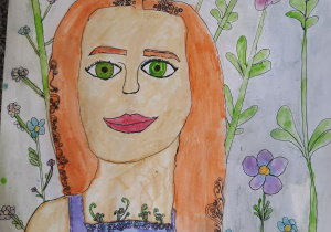 Portret rudowłosej dziewczyny o zielonych oczach. Ma na sobie sukienkę w motywy kwiatowe, w tle różnobarwne kwiaty. Autorka: Kania Chróścicka kl. 3c.