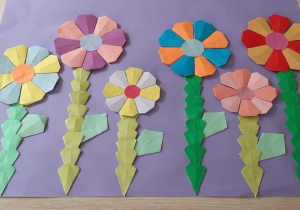 Na zdjęciu widać kolorowe kwiaty wykonane techniką origami. Autorka: Maja Banaszczyk kl. 3b.