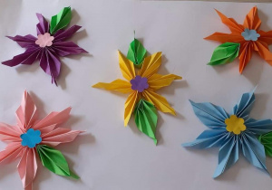 Na zdjęciu widać kolorowe kwiaty wykonane techniką origami. Autor: Mikołaj Gonera kl. 3b.