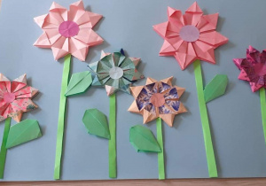 Na zdjęciu widać kolorowe kwiaty wykonane techniką origami. Autorka: Karolina Szkliniarz kl.3b.