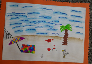 Rysunek kredką i flamastrem Małgosi Jaroszewicz z kl. 3b. plaża. Po lewej stronie kolorowy koc i rozpięty nad nim parasol, po prawej palma. Pośrodku zabawki, ptaki i krab. w oddali fale morskie i fragment skalistego brzegu.