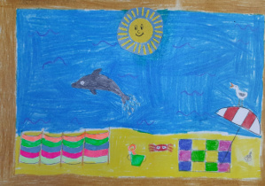 Rysunek kredką Hani Brylskiej z kl. 3b. Plaża. Po lewek stronie parawan w różnokolorowe pionowe pasy, po prawej koc w kolorowe kwadraty, nad nim bialo-czerwony parasol. Z morza wyskakuje delfin. U góry spoglądające w jego kierunku słońce.