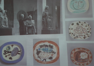 Zdjęcie przedstawiające Pabla Picassa ogląda zbiory sztuki w muzeum w Warszawie. Obok na zdjęciu widać talerze ozdobione przez malarza. Na talerzach widać namalowane jedzenie, sowę lub portret.