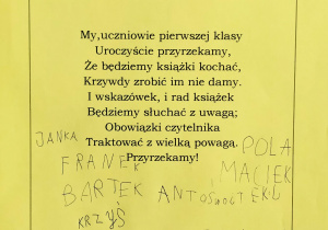 Na żółtej kartce wydrukowany tekst przysięgi: My, uczniowie pierwszej klasy uroczyście przysięgamy, że będziemy książki kochać, krzywdy zrobić im nie damy. I wskazówek, i rad książek będziemy słuchać z uwagą. Obowiązki czytelnika traktować z powagą. Przyrzekamy.