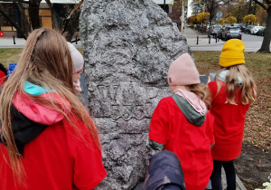 Dzieci przed pomnikiem ku czci Słowaków walczących w Powstaniu Warszawskim pod dowództwem Mirosława Iringha.