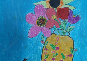 Praca autorstwa Hani Kryńskiej z klasy 3b. Różnokolorowe kwiaty o dużych płatkach w wazonie z motywem dekoracyjnym drobnych kwiatków. Po lewej stronie wazonu spora dynia.
