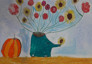 Praca Basi Kwestarz z klasy 3b. Kompozycja delikatnych miniaturowych słoneczników i róż w wazonie przypominającym słonia. Z trąby także wychyla się kwiatek. Po lewej stronie znajduje się dynia.