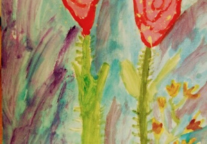 Praca Basi Jax-Godziszewskiej z klasy 2a. Dwie czerwone różne na wysokich łodygach, po prawej stronie kwiatki o żółtych płatkach. Tło stanowią niebieskie i fioletowe pociągnięcia pędzla.