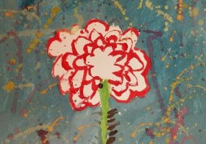 Praca autorstwa Zuzi Wróbel z klasy 2a. Pośrodku okazała róża o różowych płatkach otoczonych czerwonymi konturami. Barwne tło z dominującym kolorem niebieskim.