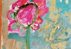 Praca Zosi Osińskiej z klasy 1a. Pośrodku kompozycji duży kwiat w kolorze ciemnoróżowym, tło niebiesko-beżowe.