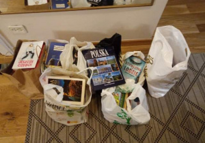 Na podłodze stoi osiem toreb z książkami, które trafiły do DPS-u.