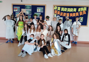 Uczniowie klasy 7b przebrani za greckich bogów.