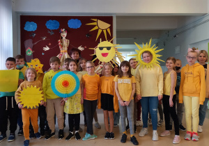Uczniowie klasy 3a przebrani za słoneczka.