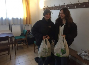 Na zdjęciu widać dwie wolontariuszki, które trzymają potrzebne produkty.