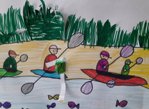 Na rysunku przedstawiona jest czteroosobowa rodzina, która płynie kajakami. Widoczne są również kolorowe rybki w wodzie.