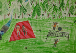 Rysunek przedstawia rodzinę wypoczywającą w parku. Rodzice odpoczywają na czerwono-różowym kocu w paski. Dwójka dzieci gra w piłkę siatkową. Jedno dziecko stoi nad rzeczką.