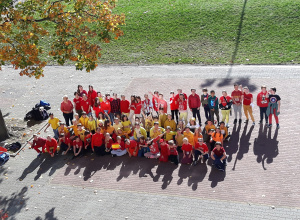 Uczniowie ubrani w kolory Hiszpanii. czerwony i żółty. Ustawieni w flagę Hiszpanii.