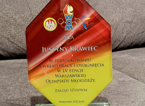 Żółto czerwona statuetka p. Justyny Krawiec, którą otrzymała od Zarządu Szkolnego Koła Związku Sportowego.