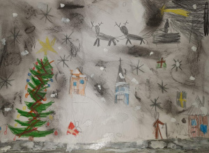 Rysynek dziecka przedstawiający zimowy krajobraz. Z lewej strony zielony świerk ze światłem. Obok niego stoi bałwan. W głębi renifery ciągną Świętego Mikołaja stojącego w saniach.