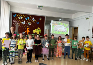 Dzieci prezentują zdobyte nagrody.