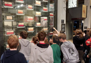 Uczniowie oglądają ekspozycję muzealną. Kliknięcie powiększa obraz.